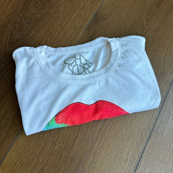 Chaser White Tee with Colorful Lips Design NWOT - Picture 6 of 7